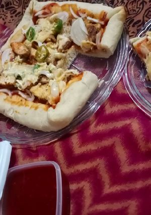 A picture of Chicken tikka pizza (without oven bake in pateela).