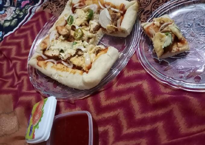 Simple Way to Prepare Ultimate Chicken tikka pizza (without oven bake in pateela)