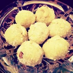 A picture of Besan nariyal ladoo.