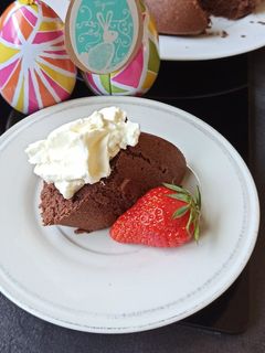 Une photo de Gâteau de Savoie au chocolat fraises et chantilly maison
