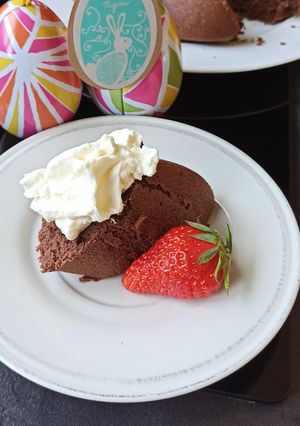 Une photo de Gâteau de Savoie au chocolat fraises et chantilly maison