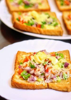A picture of Cheese veggies toast.