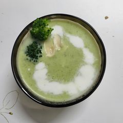 A picture of Broccoli Almond Soup.