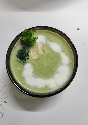 A picture of Broccoli Almond Soup.