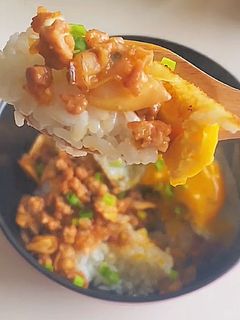 Hình của món Cơm nghêu xào bơ.