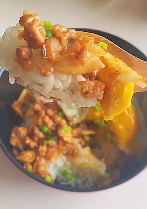 Hình của món Cơm nghêu xào bơ.