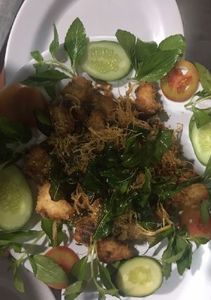 Hình của món Cá lăng rang muối lá chanh.