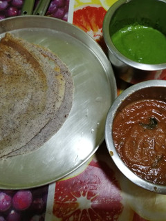 கறுப்பு உளுந்து தோசை, கொத்தமல்லி தழை சட்னி செய்முறை முக்கிய புகைப்படம்