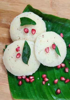 सूजी इडली(suji idli recipe in hindi) रेसिपी मुख्य फोटो
