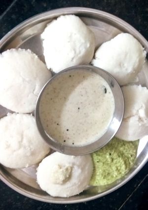 इडली (idli recipe in Hindi) रेसिपी मुख्य फोटो