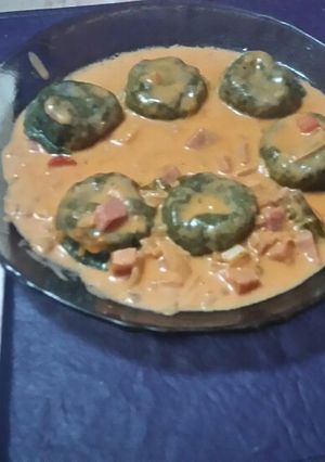 Una foto de Sorrentinos de espinaca rellenos con jamón y queso con salsa