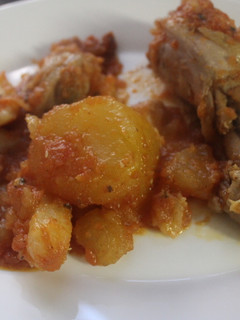 Una foto de Jamoncitos de pollo con tomate