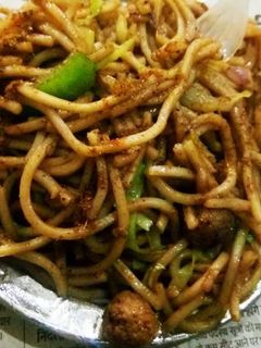चाऊमीन(Chowmein recipe in Hindi) रेसिपी मुख्य फोटो