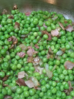 Una foto de Guisantes con bacon y cebolla