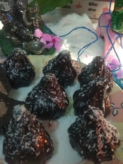 ओरियो ड्राई फ्रूट मोदक (Oreo dry fruit modak recipe in hindi) रेसिपी मुख्य फोटो