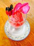 Sorbete de fresas y rosas