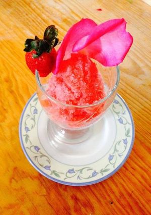 Una foto de Sorbete de fresas y rosas