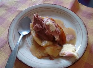 Una foto de Plátanos flambeados con dulce de mantequilla y helado ॐ