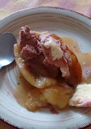 Una foto de Plátanos flambeados con dulce de mantequilla y helado ॐ