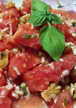 Foto principal de Ensalada de tomate, nueces, ajos tiernos y albahaca