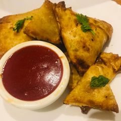 A picture of Aalo ke samose.
