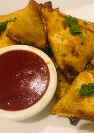 A picture of Aalo ke samose.