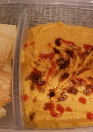 A picture of Spicy and sweet hummus.