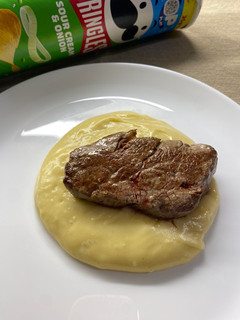 Una foto de Filet de vedella amb puré de patates pringles