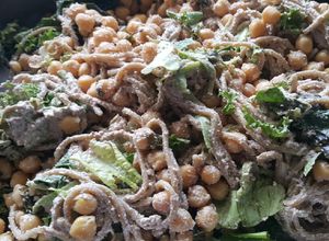 Una foto de Pasta de chía con vegetales y salsa de frutos secos