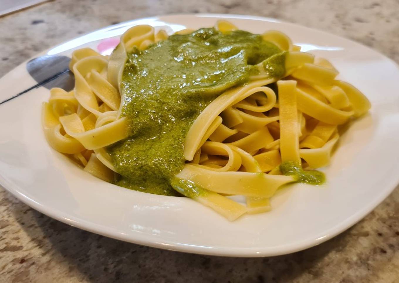 Tagliatelli con pesto de espinacas