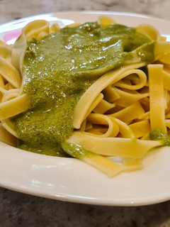 Una foto de Tagliatelli con pesto de espinacas