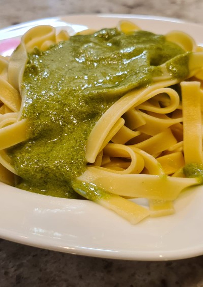 Una foto de Tagliatelli con pesto de espinacas