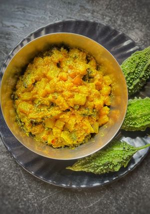 উচ্ছে আলুর চচ্চড়ি (Uche Alur Charchori Recipe in Bengali) রেসিপির প্রধান ছবি