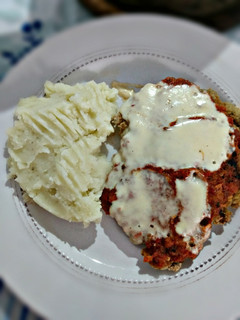 Una foto de Milanesas con puré
