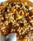 Guiso de fideos con pechugas de pollo.