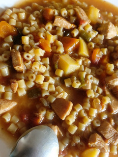 Una foto de Guiso de fideos con pechugas de pollo.