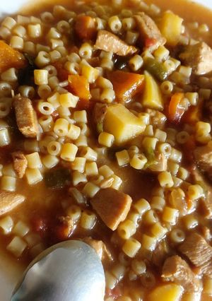 Una foto de Guiso de fideos con pechugas de pollo.