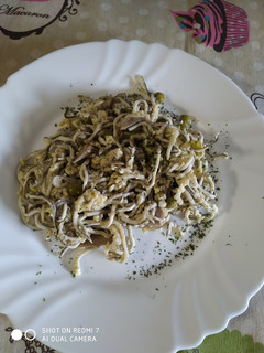 Una foto de Gulas con champiñones y guisantes