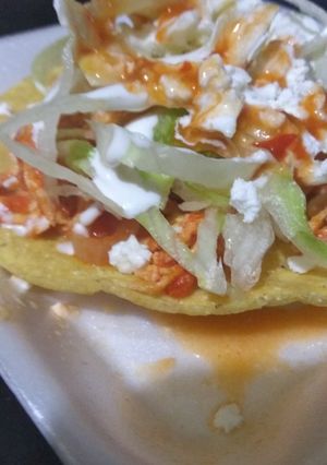Una foto de Tostadas de tinga🐔✌️