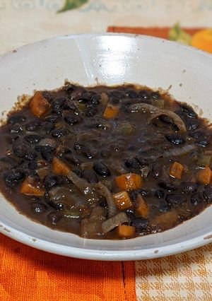 Una foto de Judías negras con rabo de cerdo