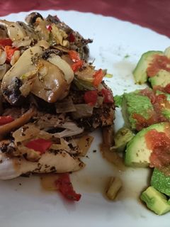 Una foto de Pollo al horno envuelto en champiñones