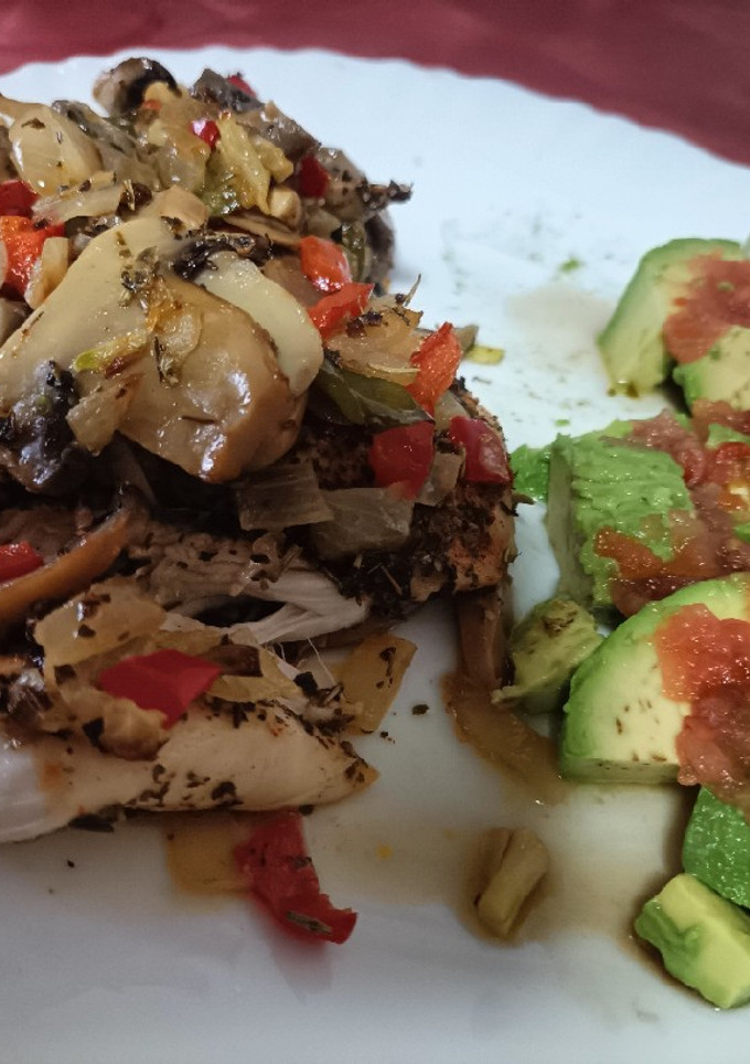Una foto de Pollo al horno envuelto en champiñones