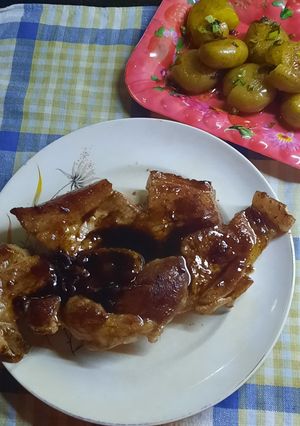 Una foto de Chuleta de cerdo con miel y papines al verdeo