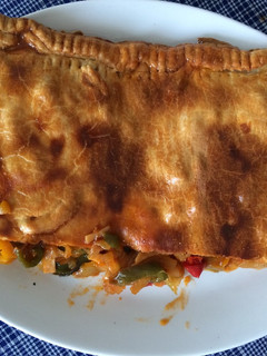 Una foto de Empanada de verduras y pollo