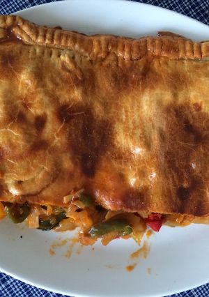 Una foto de Empanada de verduras y pollo