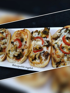 عکسی از دستور پیتزای مرغ و قارچ به سبک خودم😀🍗🍄🥖🍕