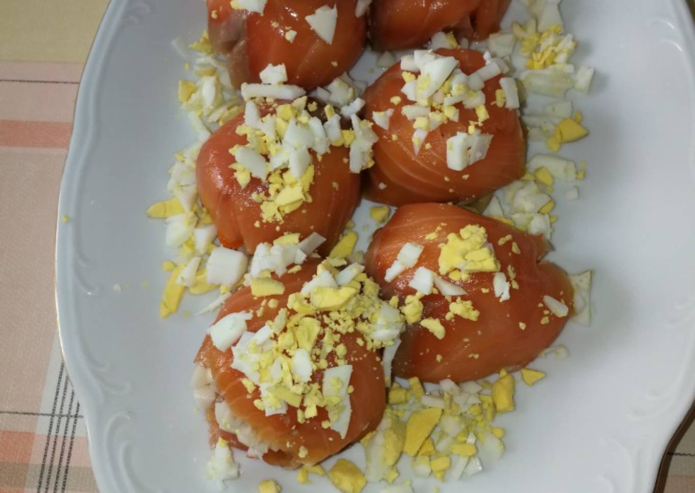 Bombones de salmón con huevo picado resbaladizo