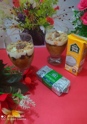 A picture of Walnut and pineapple dessert.