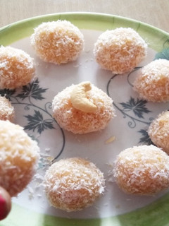 नारियल के लड्डू (nariyal ke ladoo recipe in Hindi) रेसिपी मुख्य फोटो