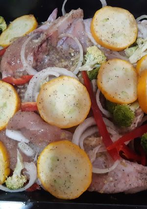 Una foto de Pollo al horno con vegetales